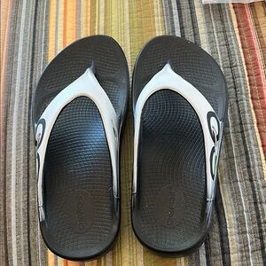 Oofos flip flops